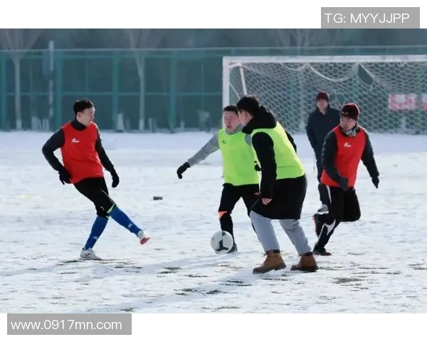在雪地中奔跑的足球明星们展现冬季运动的激情与魅力